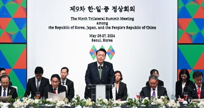 (서울=뉴스1) 오대일 기자 = 윤석열 대통령과 기시다 후미오 일본 총리, 리창 중국 총리가 26일 서울 종로구 국립현대미술관에서 열린 제9차 한일중 정상회의 환영 만찬에서 만찬사를 하고 있다. (대통령실 제공) 2024.5.26/뉴스1  Copyright (C) 뉴스1. All rights reserved. 무단 전재 및 재배포,  AI학습 이용 금지