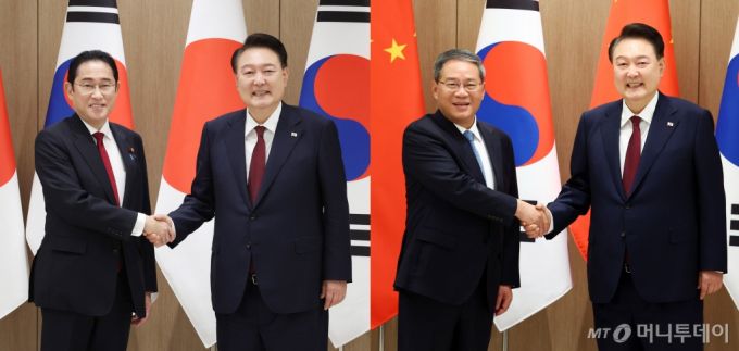 [서울=뉴시스] 전신 기자 = 윤석열 대통령이 26일 서울 용산 대통령실 청사에서 기시다 후미오 일본 총리와 한일 정상회담(왼쪽), 리창 중국 국무원 총리와 회담에 앞서 악수하고 있다. 2024.05.26. photo1006@newsis.com /사진=전신