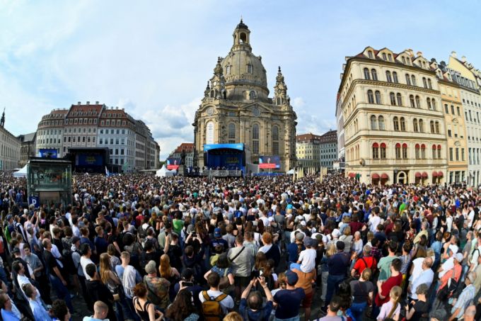 프랑스 대통령의 독일 국빈 방문은 지난 2000년 자크 시라크 당시 대통령 이후 24년 만이다. 마크롱 대통령은 이날 오전 프랑크발터 슈타인마이어 독일 대통령과 함께 베를린의 홀로코스트 기념비를 찾아 참배했다. 오후엔 1만5000여명 청중 앞에서 프랑스와 독일어로 번갈아 연설하며 "독일 통일 이후 프랑스 대통령으로는 처음으로 드레스덴에서 연설하게 돼 영광"이라고 밝혔다. /로이터=뉴스1