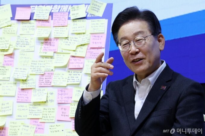 [대전=뉴시스] 조성우 기자 = 이재명 더불어민주당 대표가 19일 오후 대전 유성구 대전컨벤션센터에서 열린 '당원과 함께-민주당이 합니다' 충청편 행사에서 당원과 대화하고 있다. 2024.05.19. xconfind@newsis.com /사진=조성우