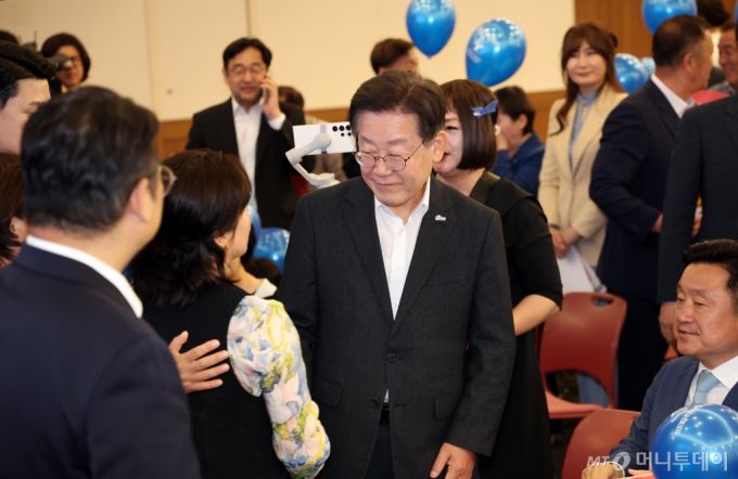 [부산=뉴시스] 하경민 기자 = 이재명 더불어민주당 대표가 23일 부산 해운대구 벡스코 컨벤션홀에서 열린 '당원주권시대 더불어민주당 부산·울산·경남 컨퍼런스'에 참석, 당원들과 인사하고 있다. 2024.05.23. yulnetphoto@newsis.com /사진=하경민