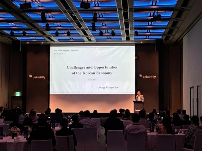 최중경 전 한국공인회계사회 회장은 '한국 경제의 도전 과제와 기회'(Challenges and Opportunity of the Korean Economy)를 주제로 기조 강연을 하고 있다. /사진제공=우리회계법인