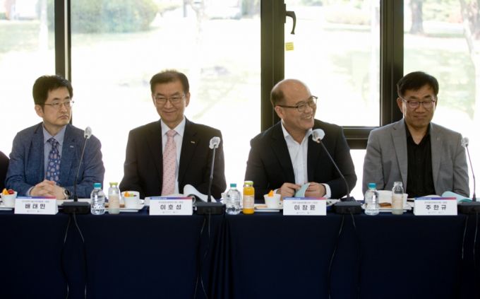 이창윤 과학기술정보통신부 제1차관이 29일 오후 대전광역시 유성구 한국표준과학연구원에서 열린 '이공계 활성화 대책 TF 5차 회의' 에서 토론을 주재하고 있다. 왼쪽부터 배태민 국가과학기술인력개발원장, 이호성 한국표준과학연구원장, 이창윤 과학기술정보통신부 제1차관, 주한규 한국원자력연구원장 /사진=과기정통부