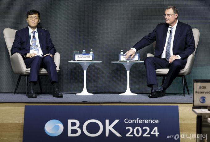 이창용 한국은행 총재와 토마스 J. 조단 스위스 중앙은행 총재가 30일 서울 중구 한국은행에서 열린 2024 BOK 컨퍼런스에서 정책대담을 하고 있다 /사진=뉴시스