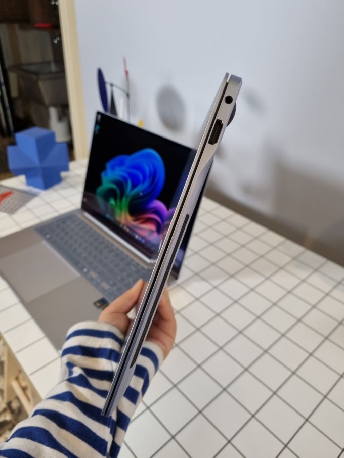 미디어브리핑 현장에 전시된 갤럭시 북4 엣지 14인치. 10.9㎜에 1.16㎏. /사진=배한님 기자