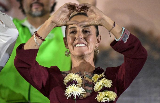 멕시코 집권여당인 국가재건당의 클라우디아 셰인바움 대통령 후보가 29일 소치밀코 유세중 지지자들에게 사랑의 하트를 띄우고 있다. 셰인바움 후보는 역시 여성인 우파 야당연합의 소치틀 갈베스 후보로서 오는 6월 치러지는 대선에서는 멕시코 건국 200여년만에 최초의 여성 대통령 탄생이 기대된다.  2024.04.30    /AFPBBNews=뉴스1