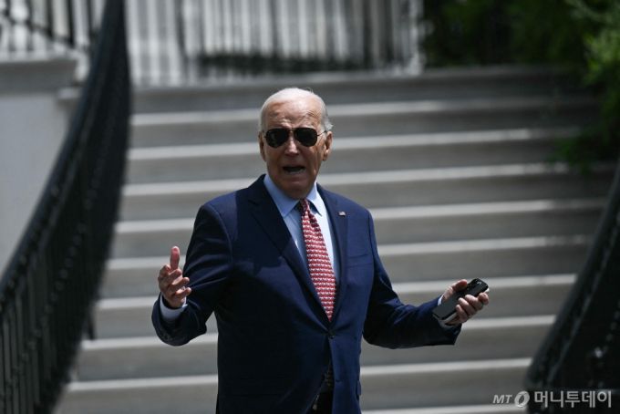 (워싱턴 AFP=뉴스1) 우동명 기자 = 조 바이든 미국 대통령이 29일(현지시간) 펜실베이니아주 필라델피아의 선거 행사에 참석하기 위해 워싱턴 백악관을 나서면서 취재진을 만나고 있다. 2024.05.30  ⓒ AFP=뉴스1  Copyright (C) 뉴스1. All rights reserved. 무단 전재 및 재배포,  AI학습 이용 금지. /사진=(워싱턴 AFP=뉴스1) 우동명 기자
