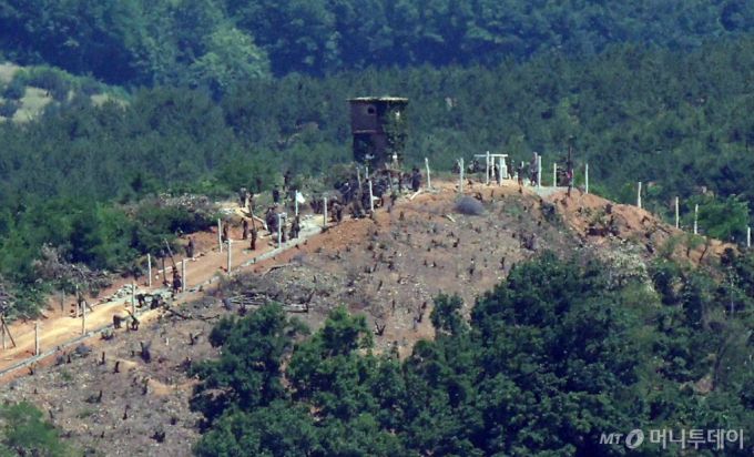 정부가 9·19 군사합의 전부 효력정지를 결정한 4일 경기도 파주시 탄현면 오두산 통일전망대에서 바라본 황해북도 개풍군 북한 초소 주변에서 북한 군인들이 진지 공사를 하고 있다. / 사진=뉴스1