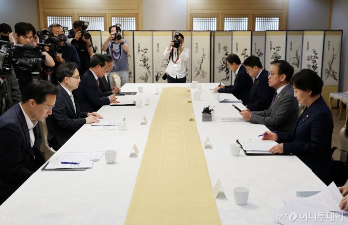 [서울=뉴시스] 배훈식 기자 = 최상목 경제부총리 겸 기획재정부 장관이 4일 오전 서울 종로구 정부서울청사에서 물가관계장관회의를 하고 있다. 2024.06.04.