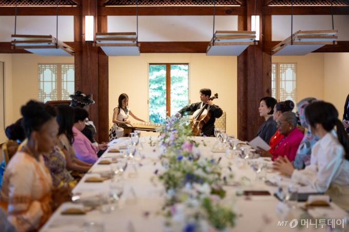 [서울=뉴시스] 조수정 기자 = 윤석열 대통령 부인 김건희 여사가 4일 청와대 상춘재에서 열린 한-아프리카 정상회의 참석 정상 배우자 오찬 행사에서 첼로 가야금 퓨전국악 연주를 감상하고 있다. (사진=대통령실 제공) 2024.06.04. photo@newsis.com *재판매 및 DB 금지 /사진=조수정