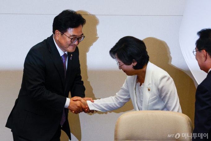 (서울=뉴스1) 안은나 기자 = 국회의장에 선출된 우원식 더불어민주당 의원이 5일 오후 서울 여의도 국회 본회의장에서 추미애 의원과 악수하고 있다. 2024.6.5/뉴스1  Copyright (C) 뉴스1. All rights reserved. 무단 전재 및 재배포,  AI학습 이용 금지. /사진=(서울=뉴스1) 안은나 기자