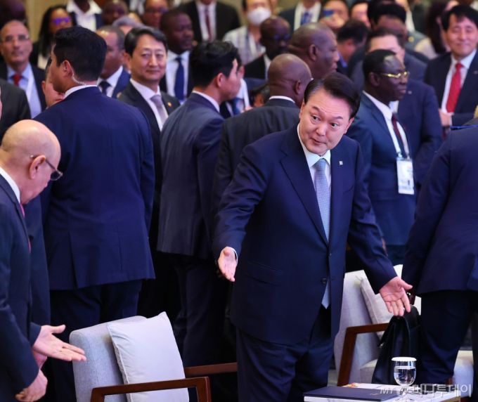 [서울=뉴시스] 최진석 기자 = 윤석열 대통령이 5일 서울 중구 롯데호텔에서 열린 2024 한-아프리카 비즈니스 서밋에 아프리카연합(AU) 의장인 모하메드 울드 셰이크 엘 가즈아니 모리타니아 대통령에게 자리로 안내하고 있다. 2024.06.05. myjs@newsis.com /사진=최진석