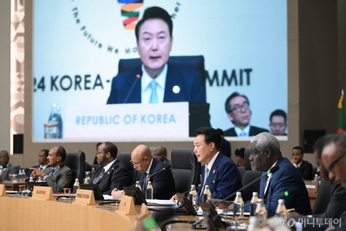 (서울=뉴스1) 송원영 기자 = 윤석열 대통령이 4일 2024 한-아프리카 정상회의장에서 열린 한-아프리카 정상회의 개회식에서 개회사를 하고 있다. (대통령실 제공) 2024.6.4/뉴스1  Copyright (C) 뉴스1. All rights reserved. 무단 전재 및 재배포,  AI학습 이용 금지. /사진=(서울=뉴스1) 송원영 기자