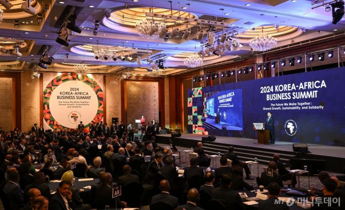 (서울=뉴스1) 송원영 기자 = 윤석열 대통령이 5일 서울 중구 롯데호텔에서 열린 '2024 한-아프리카 비즈니스 서밋 개회식'에서 기조연설을 하고 있다. (대통령실 제공) 2024.6.5/뉴스1  Copyright (C) 뉴스1. All rights reserved. 무단 전재 및 재배포,  AI학습 이용 금지. /사진=(서울=뉴스1) 송원영 기자