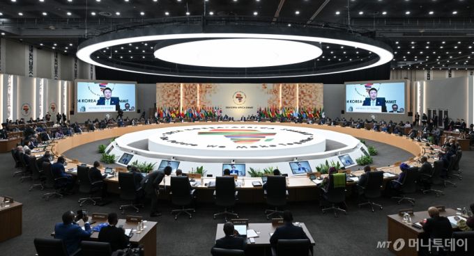 (서울=뉴스1) 송원영 기자 = 윤석열 대통령이 4일 2024 한-아프리카 정상회의장에서 열린 한-아프리카 정상회의 개회식에서 개회사를 하고 있다. (대통령실 제공) 2024.6.4/뉴스1  Copyright (C) 뉴스1. All rights reserved. 무단 전재 및 재배포,  AI학습 이용 금지. /사진=(서울=뉴스1) 송원영 기자