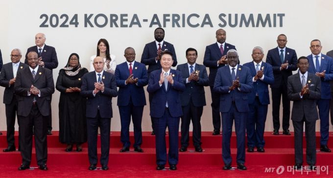 (서울=뉴스1) 송원영 기자 = 윤석열 대통령이 4일 2024 한-아프리카 정상회의장에서 열린 한-아프리카 정상회의에서 아프리카 정상들과 함께 기념 촬영을 하고 있다. (대통령실 제공) 2024.6.4/뉴스1  Copyright (C) 뉴스1. All rights reserved. 무단 전재 및 재배포,  AI학습 이용 금지. /사진=(서울=뉴스1) 송원영 기자