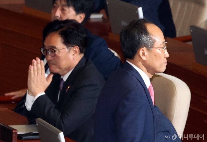 [서울=뉴시스] 고승민 기자 = 추경호 국민의힘 원내대표가 5일 서울 여의도 국회에서 열린 제415회국회(임시회)에서 의사진행 발언을 마친 후 우원식 국회의장 후보 옆으로 지나며 퇴장하고 있다. 2024.06.05. kkssmm99@newsis.com /사진=고승민