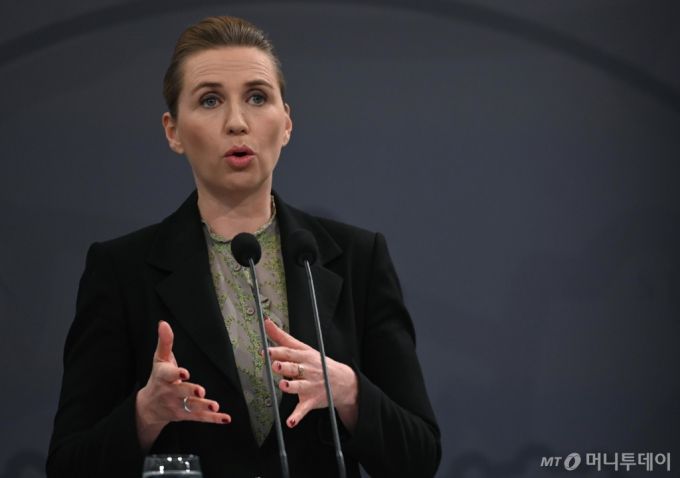 메테 프레데릭센 덴마크 총리는 6일(현지시간) 지난달 11일부터 시행했던 봉쇄조치를 완화하겠다고 밝혔다. 덴마크는 오는 15일부터 유치원과 학교 문을 다시 열 예정이다.   /코펜하겐(덴마크)AP=뉴시스 /사진=뉴시스