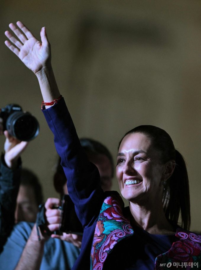 (멕시코 시티 AFP=뉴스1) 우동명 기자 = 클라우디아 셰인바움 멕시코 대통령 당선인이 3일(현지시간) 멕시코 시티 소칼로 광장에서 200년 헌정사 처음으로 여성 대통령에 당선된 뒤 손을 들며 인사를 하고 있다. 2024.06.04  ⓒ AFP=뉴스1  Copyright (C) 뉴스1. All rights reserved. 무단 전재 및 재배포,  AI학습 이용 금지. /사진=(멕시코 시티 AFP=뉴스1) 우동명 기자