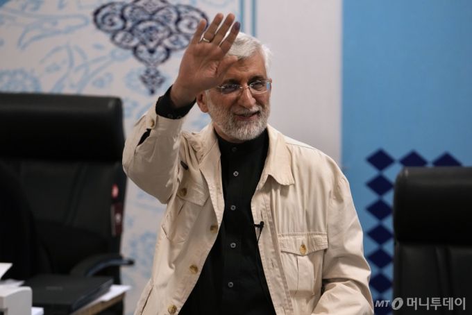 사이드 잘릴리 전 이란 핵협상 대표가 지난 31일(현지시각) 테헤란 내무부에서 대통령 보궐 선거 후보 등록을 마친 후 기자들에게 인사하고 있다. 이란이 헬기 추락 사고로 숨진 에브라힘 라이시 대통령의 공석을 메우는 보궐 선거 후보 등록을 시작해 이날 오전 8시부터 다음 달 3일 오후 6시까지 출마 희망자 신청을 받았다. /AP=뉴시스