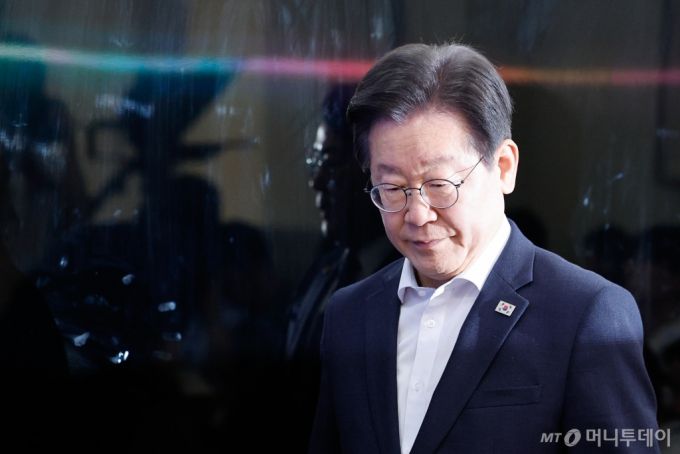 (서울=뉴스1) 안은나 기자 = 이재명 더불어민주당 대표가 12일 오전 서울 여의도 국회에서 열린 최고위원회의에 입장하고 있다. 2024.6.12/뉴스1  Copyright (C) 뉴스1. All rights reserved. 무단 전재 및 재배포,  AI학습 이용 금지. /사진=(서울=뉴스1) 안은나 기자