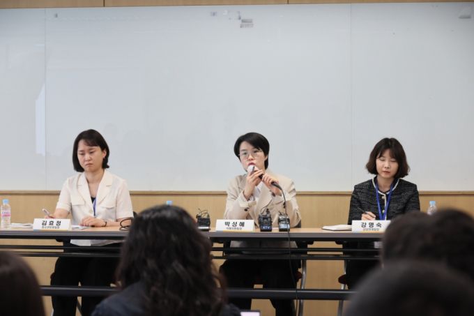 지난 11일 서울 중구 한국여성인권진흥원에서 디지털성범죄피해자지원센터 종사자들이 인터뷰를 하고 있다 /사진제공=여성가족부