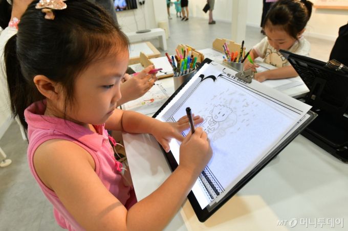 [서울=뉴시스] 조수정 기자 = 26일 오후 서울 경춘선숲길 갤러리서 열린 이우영 작가의 추모 특별기획전 '이우영 1972-2023 : 매일, 내 일 검정고무신'을 관람 온 어린이들이 라이트박스를 이용해 캐릭터 드로잉 체험하고 있다. (사진=노원구 제공) 2023.08.26. photo@newsis.com /사진=