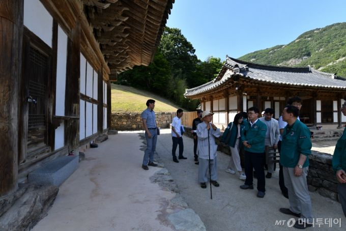 (서울=뉴스1) 김진환 기자 = 최응천 국가유산청장이 12일 전북 부안 내소사를 방문해 지진 피해를 입은 대웅보전(보물)을 방문해 관계자들과 함께 현장 상태를 점검하고 있다.(국가유산청 제공) 2024.6.12/뉴스1  Copyright (C) 뉴스1. All rights reserved. 무단 전재 및 재배포,  AI학습 이용 금지. /사진=(서울=뉴스1) 김진환 기자