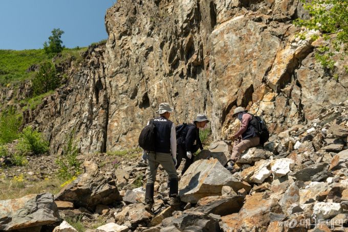한국지질자원연구원 자원탐사개발연구센터 연구팀은 지난해 6월부터 카자흐스탄 바케노를 방문해 리튬 페그마타이트 부존 지역의 잠재 자원량을 평가했다. /사진=한국지질자원연구원