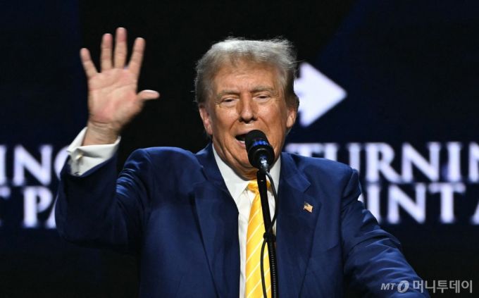 (피닉스 AFP=뉴스1) 우동명 기자 = 도널드 트럼프 전 미국 대통령이 6일(현지시간) 애리조나주 피닉스에서 열린 타운홀 행사에 참석해 연설을 하고 있다. 2024.06.07  ⓒ AFP=뉴스1  Copyright (C) 뉴스1. All rights reserved. 무단 전재 및 재배포,  AI학습 이용 금지. /사진=(피닉스 AFP=뉴스1) 우동명 기자