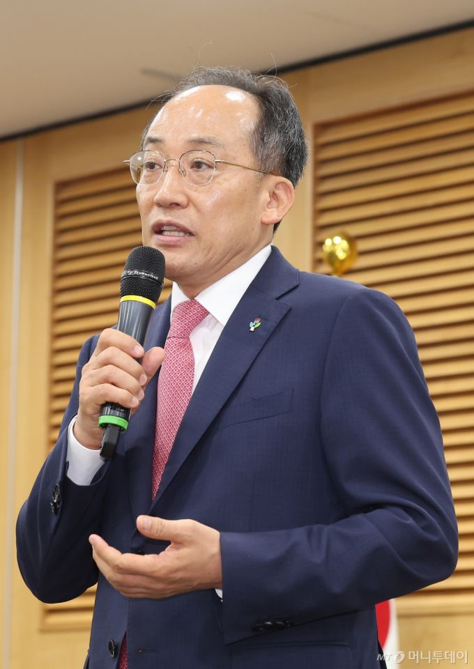 (서울=뉴스1) 김민지 기자 = 추경호 국민의힘 원내대표가 17일 오전 서울 여의도 국회 의원회관에서 열린 최저임금 수용성 제고를 위한 방안 모색 토론회에서 축사를 하고 있다. 2024.6.17/뉴스1  Copyright (C) 뉴스1. All rights reserved. 무단 전재 및 재배포,  AI학습 이용 금지. /사진=(서울=뉴스1) 김민지 기자