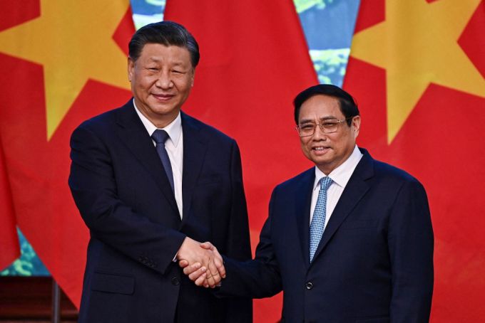 시진핑 중국 국가주석(왼쪽)과 팜 민 친 베트남 총리가 지난해 12월13일(현지시간) 베트남 하노이 정부청사에서 만나 악수를 나누고 있다. 2023.12.13  /AFPBBNews=뉴스1