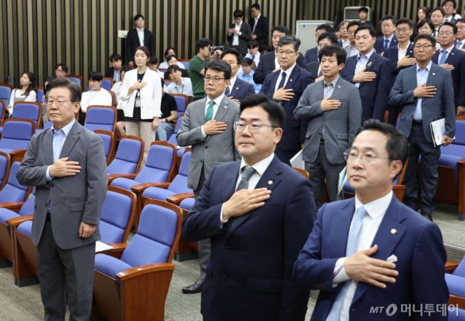 [서울=뉴시스] 고승민 기자 = 더불어민주당 이재명 대표와 박찬대 원내대표 등 의원들이 20일 서울 여의도 국회에서 열린 당 의원총회에서 국민의례를 하고 있다. 2024.06.20. kkssmm99@newsis.com /사진=고승민