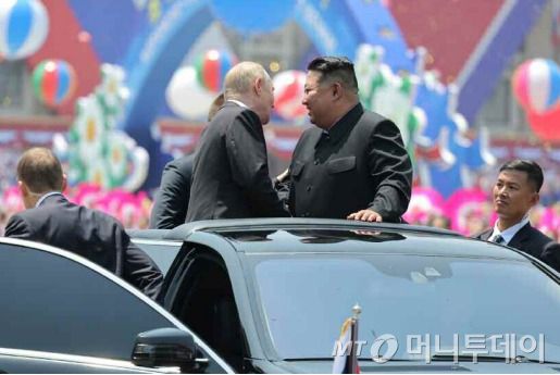 (평양 노동신문=뉴스1) = (평양 노동신문=뉴스1) = 북한 노동당 기관지 노동신문은 20일 "러시아연방 대통령을 환영하는 의식이 6월 19일 김일성광장에서 거행됐다"라면서 블라디미르 푸틴 러시아 대통령을 "수십만 평양시민들이 떨쳐나 최대의 국빈으로 맞이했다"라고 보도했다. [국내에서만 사용가능. 재배포 금지. DB 금지. For Use Only in the Republic of Korea. Redistribution Prohibited] rodongphoto@news1.kr  Copyright (C) 뉴스1. All rig /사진=(평양 노동신문=뉴스1)