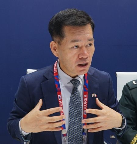 석종건 방위사업청장이 지난 18일(현지시간) 유럽 최대 방산전시회 유로사토리 2024가 열리고 있는 파리 노르 빌팽트 컨벤션센터에서 취재진과 인터뷰를 하고 있다. / 사진=국방부 공동취재단