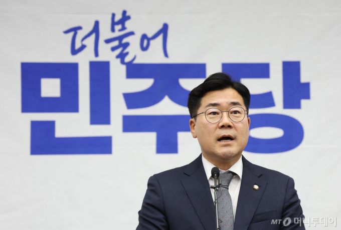 [서울=뉴시스] 고승민 기자 = 박찬대 더불어민주당 원내대표가 20일 서울 여의도 국회에서 열린 당 의원총회에서 인사말을 하고 있다. 2024.06.20. kkssmm99@newsis.com /사진=고승민