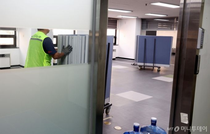 국민의힘 당 대표 출마 예정인 한동훈 전 비상대책위원장의 새 사무실로 확정된 19일 서울 여의도 대산빌딩에서 이삿짐 업체 직원들이 집기를 옮기고 있다.  2024.06.19. /사진=뉴시스