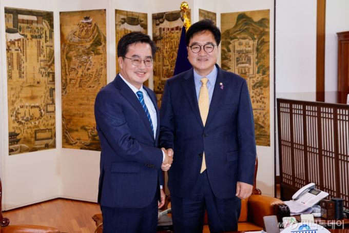 (서울=뉴스1) 안은나 기자 = 우원식 국회의장(오른쪽)이 20일 오전 서울 여의도 의장실에서 김동연 경기도지사를 접견, 악수하고 있다. 2024.6.20/뉴스1  Copyright (C) 뉴스1. All rights reserved. 무단 전재 및 재배포,  AI학습 이용 금지. /사진=(서울=뉴스1) 안은나 기자