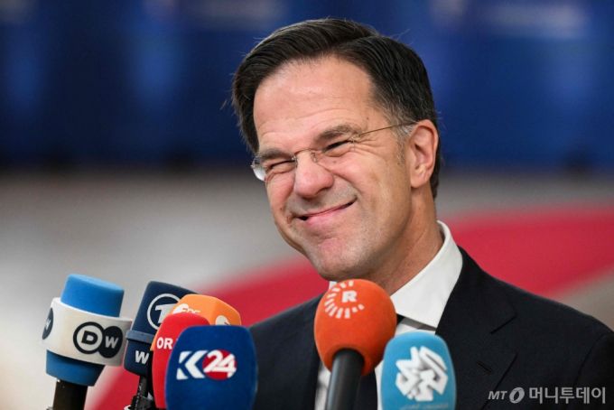 벨기에 브뤼셀 유럽연합(EU) 본부에서 열리는 회의에 참석한 마르크 뤼터 네덜란드 총리가 언론의 질문을 받고 웃고 있다./AFPBBNews=뉴스1