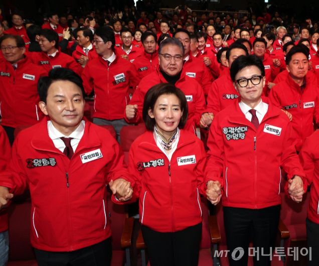[서울=뉴시스] 조성봉 기자= 한동훈 국민의힘 총괄선대위원장이 19일 오전 서울 여의도 국회에서 열린 제22대 총선 중앙선대위 발대식 및 공천자대회에서 공동선대위원장들과 손을 잡고 총선승리를 다짐하고 있다. 왼쪽부터 원희룡, 나경원 공동선대위원장, 한동훈 총괄선대위원장,윤재옥, 안철수 공동선대위원장.  2024.03.19. suncho21@newsis.com /사진=조성봉