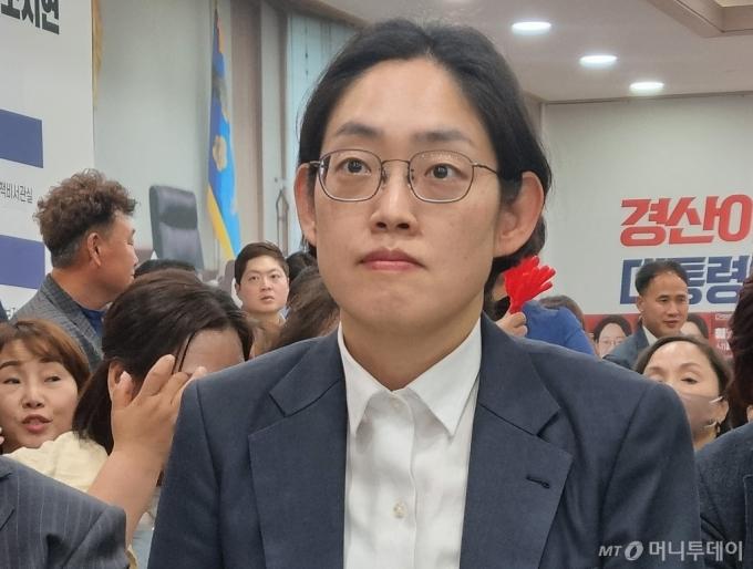 (경산=뉴스1) 공정식 기자 = 제22대 총선 경북 경산시 선거구에 출마한 조지연 국민의힘 후보가 11일 선거사무실에서 개표방송을 지켜보고 있다. 2024.4.11/뉴스1  Copyright (C) 뉴스1. All rights reserved. 무단 전재 및 재배포,  AI학습 이용 금지. /사진=(경산=뉴스1) 공정식 기자