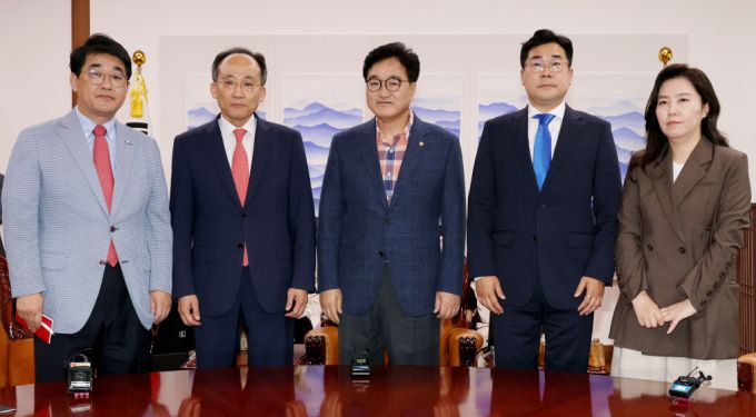 우원식 국회의장과 여야 원내대표가 23일 오후 서울 여의도 국회 의장실에서 원 구성 관련 회동에 앞서 기념촬영을 하고 있다. 왼쪽부터 국민의힘 배준영 원내수석부대표, 추경호 원내대표, 우 의장, 더불어민주당 박찬대 원내대표, 강유정 민주당 원내대변인. /사진=뉴시스