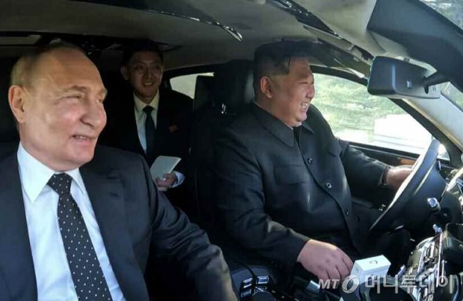 김정은 북한 노동당 총비서 겸 국무위원장이 지난 19일 금수산 영빈관에서 푸틴 러시아 대통령이 선물한 아우루스 차량을 몰아보며 친교를 다지고 있는 모습. / 사진=뉴스1