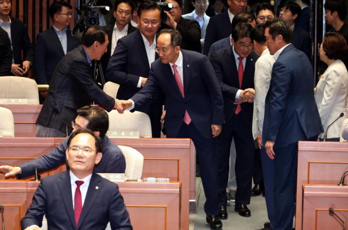 추경호 국민의힘 원내대표가 12일 오전 서울 여의도 국회에서 열린 의원총회에서 김석기(왼쪽) 의원과 악수를 하고 있다. /사진=뉴스1