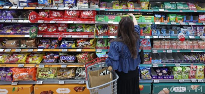 18일 서울시내 한 대형마트에서 고객이 초콜릿 상품을 살펴보고 있다.  /사진=김금보