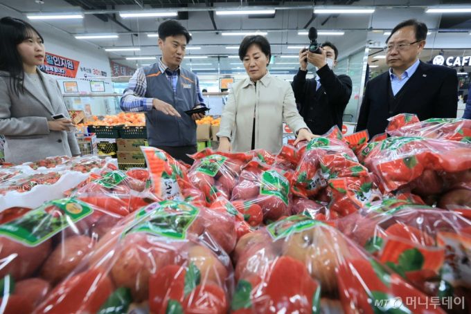 송미령 농림축산식품부 장관이 지난 4월3일 MS마트 리테일점을 방문해 농축산물 물가 동향을 살펴보고 있다.