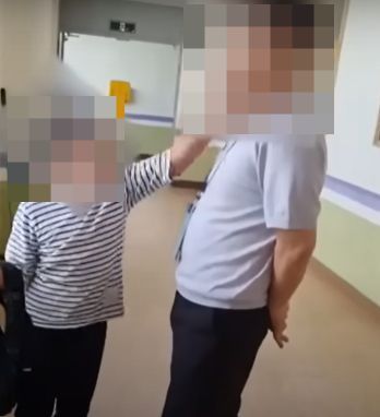 지난 3일 전북 전주의 한 초등학교에서 3학년생이 자신의 무단조퇴를 제지한 교감을 향해 욕설을 하면서 뺨을 때리는 모습./사진=전북CBS 보도화면 캡처