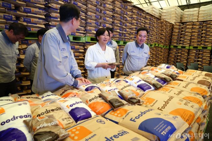 25일 오후 인천광역시 중구 대한제당 인천제당 공장을 찾은 송미령 농식품부 장관이 업체 관계자들과 이야기를 나누고 있다.