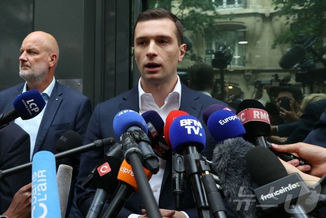 조르당 바르델라 RN 대표는 "프랑스 대통령이 그런 말을 해서는 안된다"며 "7년간의 마크롱 주의가 국가를 약하게 만들었는데, 국민연합이 다수당이 되면 모든 프랑스 국민을 위해 반드시 안보를 확보할 것"이라고 말했다. 바르델라 대표는 이번 총선에서 RN이 승리할 경우 총리 자리에 오를 가능성이 높은 인물이다. /AFPBBNews=뉴스1