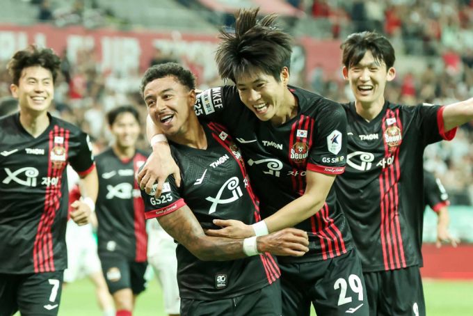 26일 오후 서울 마포구 서울월드컵경기장에서 열린 프로축구 '하나은행 K리그1 2024' FC 서울과 강원 FC의 경기에서 서울 류재문이 헤딩골을 성공시킨 뒤 린가드와 얼싸안고 있다. /사진=뉴스1